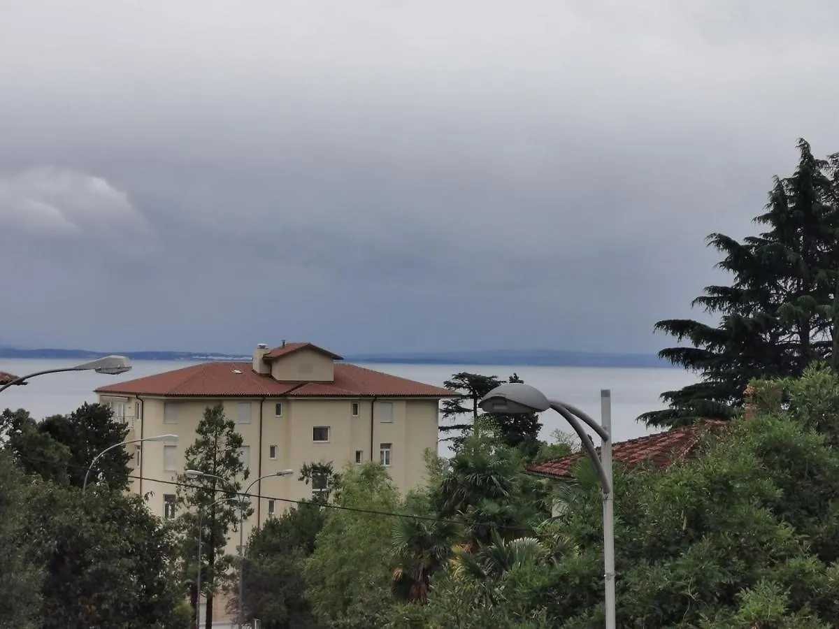 Villa Varglien, Apartment With Garden Place Opatija