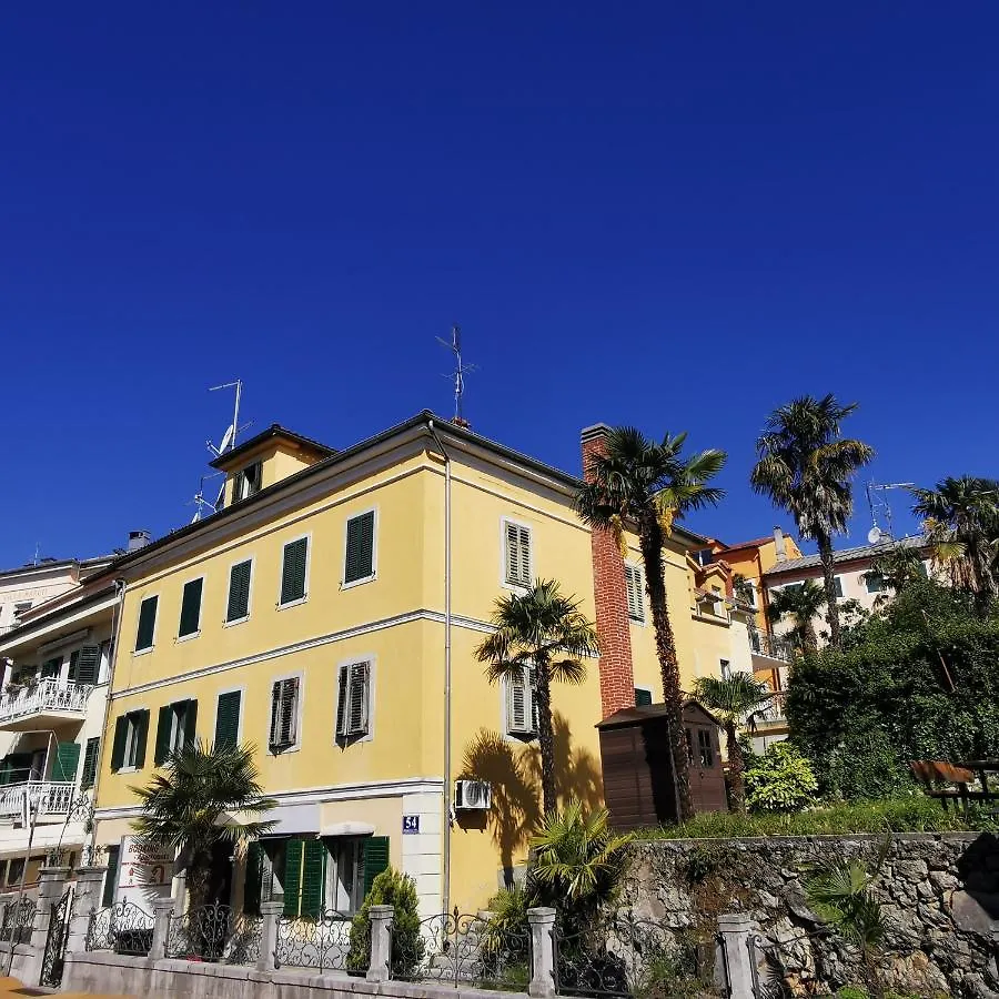 Villa Varglien, Apartment With Garden Place Opatija